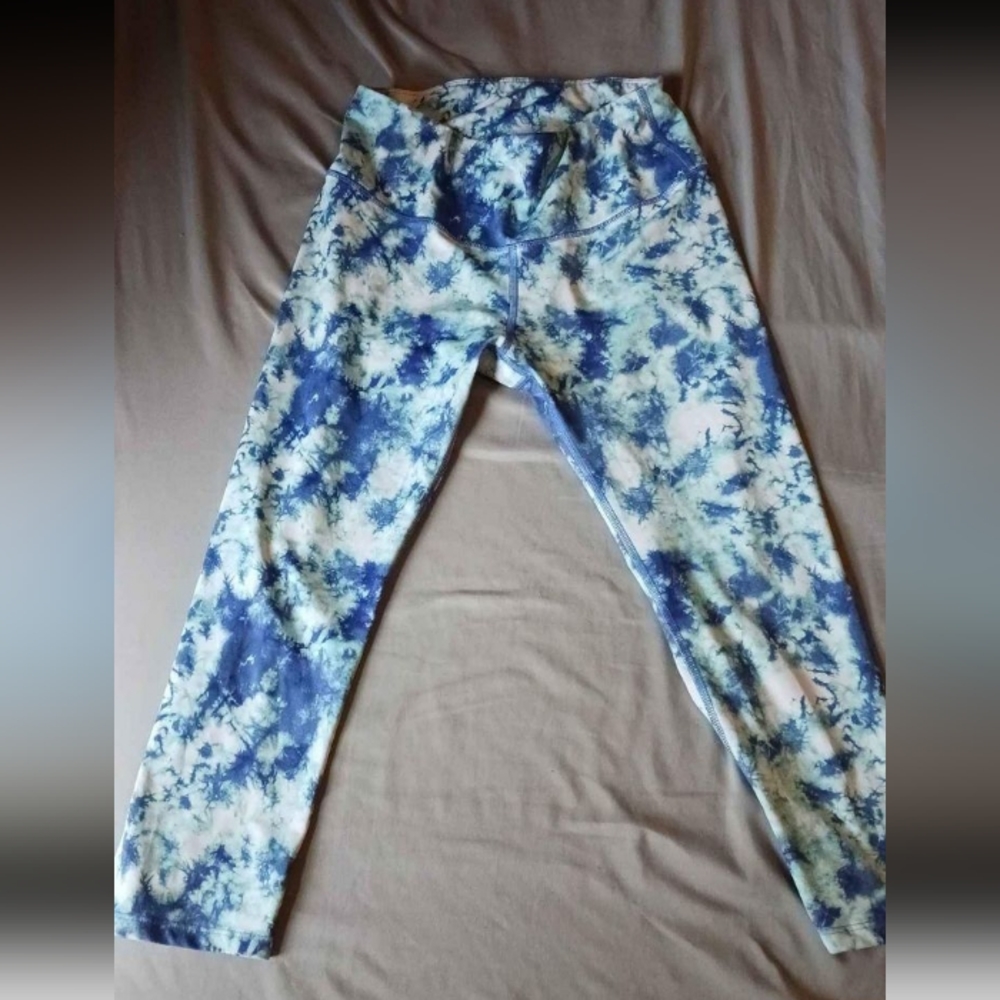 Unbranded Size Medium Blue Tie Dye Capri Athletic Leggings